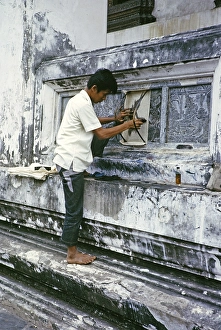 Handwerker bei der Instandhaltung der dekorativen Tafeln des buddhistischen Tempels Wat Pho, Bangkok, Thailand, Asien, 1964, Asia