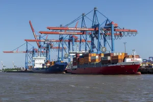 Harbour cranes and container freighters Elbwater