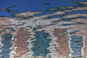 Hausfasssade spiegelt sich im Wasser