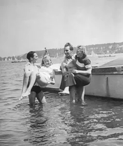 Having fun in the 1930s. A pair of strong men have lifted ut their girlfriends in their arms and are holding them above the water. Sweden 1930s