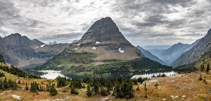 Hidden Lake with Bearhat Mountain in autumn