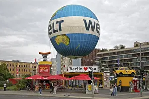 HiFlyer world balloon with the Berlin Loves You gift shop