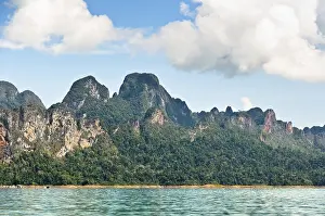 High mountain range above the green lake at Ratchapapha dam in Khao Sok National Park