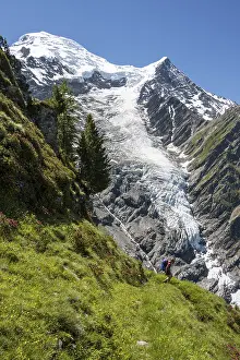Hiker in front of glacier, hiking trail La Jonction