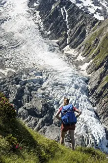 Hiker in front of glacier, hiking trail La Jonction