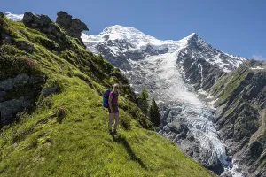 Hiker in front of glacier, hiking trail La Jonction