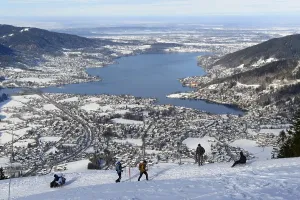 Category Mountain Landscapes Prints: Hikers climbing the Wallberg, sledgers tobogganing down