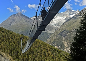Hikers crossing the Charles Kuonen suspension bridge