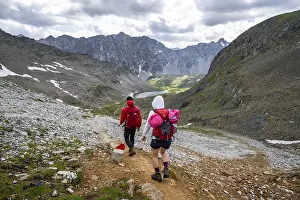 Hikers in front of the Neue Reichenberger Huette