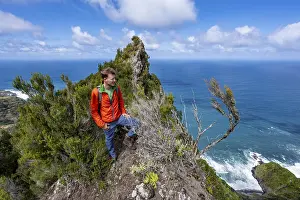 Hikers on the ridge of Pico do Alto