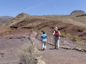 Hikers, Sendero Quise trail, Calvario mountain at the back