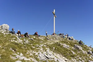 Many hikers at the summit of the Benediktenwand
