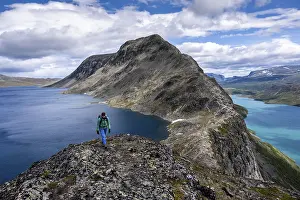 Hiking on the Besseggen hike, Left lake Bessvatnet