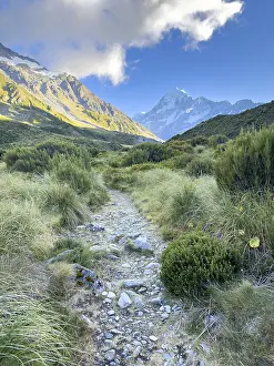 Hiking trail of the Hooker Valley Track