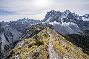 Hiking trail on the ridge of the Hahnkampl