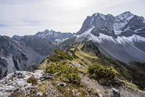 Hiking trail on the ridge of the Hahnkampl