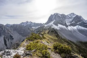 Hiking trail on the ridge of the Hahnkampl