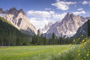 Hiking in Val Fiscalina in South Tyrol with a view of the mountains
