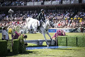 Category Historic EN Prints: Hilary Scott of Australia and riding Oaks Milky Way compete in the first round of the 1
