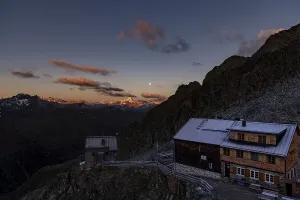 Hildesheimer Hut at blue hour with Oetztal Alps
