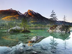 Hintersee in the morning, behind the peaks of the Hochkalter in the first sunlight