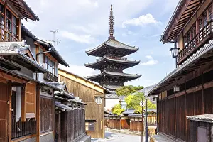 Historic old town of Kyoto with Yasaka Pagoda and Hokan-ji Temple in Kyoto