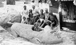 Historic photo, car made of sand