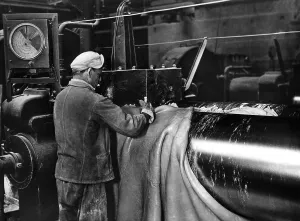 Historic photo, workers in tyre factory, ca. 1940
