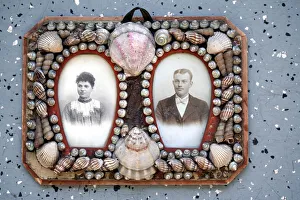 Historic photograph, married couple in seashell picture frame