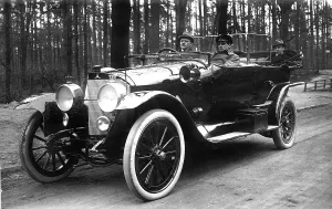 Historic photograph, nice old car, around 1920
