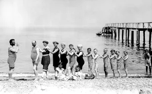 Historic photograph, people standing in a row according to their height