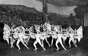 Historic photograph, women's dancing group