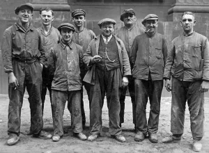 Historic photograph, workmen and boss, around 1922