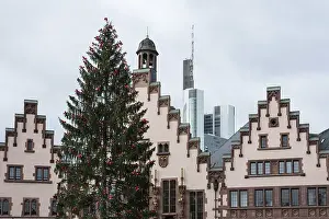 The historic town hall of Frankfurt with a skyscraper in the background