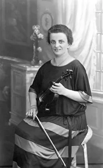 Historical image, woman with a violin, ca. 1926