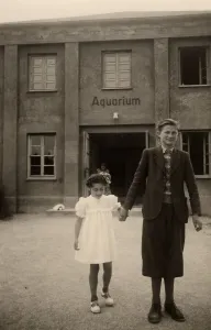 Historical photo, girl and boy in front of an aquarium