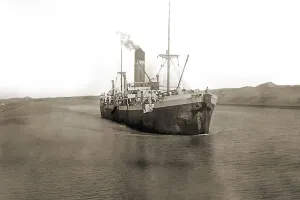 Historical picture, cargo ship crosses the Suez Canal in 1908
