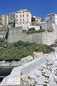 Historische Gebaeude am Wasser in der befestigten Zitadellenstadt Calvi, Korsika, Frankreich, Ende der 1950er Jahre