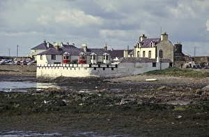 Historische Haeuser direkt am Strand, Isle of Whithorn, Dumfires and Galloway, Schottland. 1974
