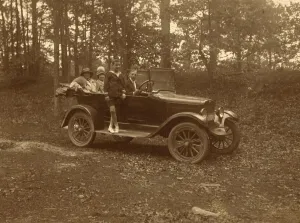 History of the Automobile, Travelling Company in a Car