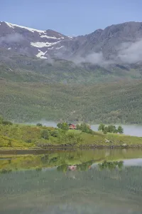 Holiday cottage and mountains in Lakselvbukta Bay