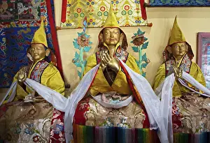 Holy statues holding prayer shawls