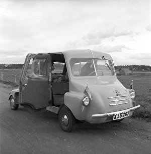 A home-built car in 1952. Rune Wistroem from Stugsund built his self-made small car with registration number X15207. The initial letter X indicates that the car is registered in Gaevleborg County