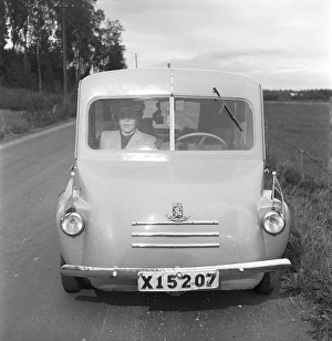 A home-built car in 1952. Rune Wistroem from Stugsund built his self-made small car with registration number X15207. The initial letter X indicates that the car is registered in Gaevleborg County