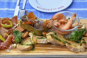 Hors d'oeuvre on a board, Bar du Fronton