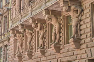 House on Borsenplatz, male figures on balcony