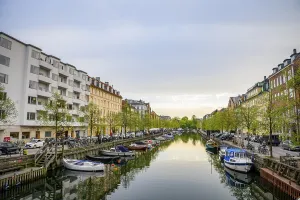 Category Scandinavia Prints: Houses on a canal with boats, Christianshavn