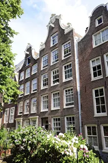 Houses facing the inner courtyard