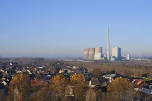 Houses in Hamm-Herringen and Gersteinwerk power station in Werne-Stockum