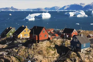 Category Scandinavia Prints: Houses and icebergs in Uummannaq Bay